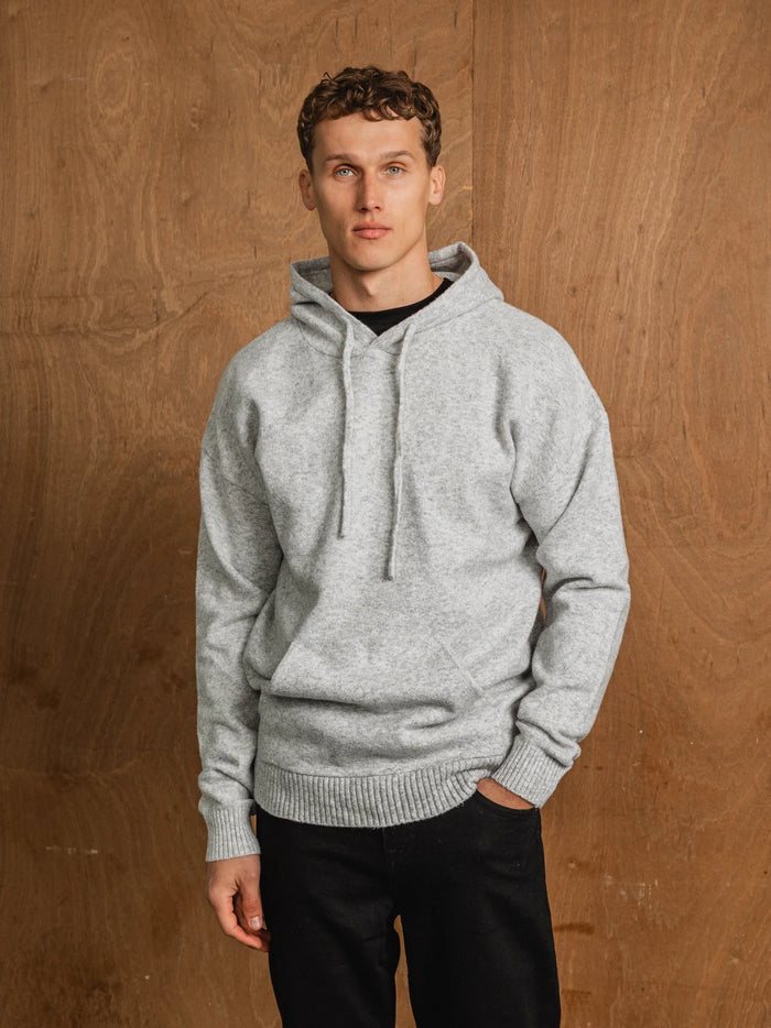 Hellgrauer Strickhoodie