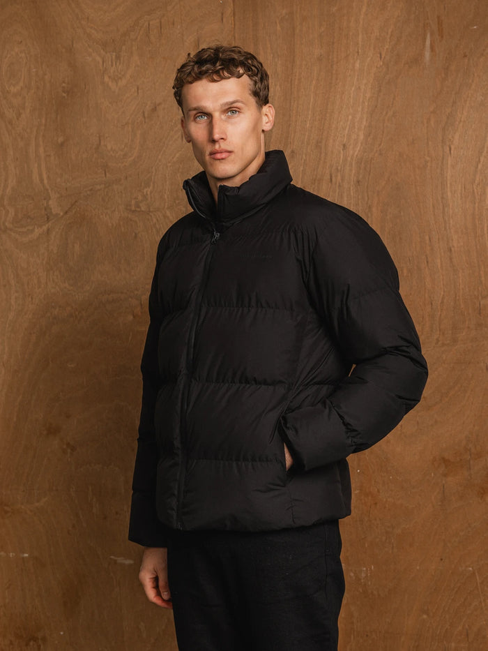 Schwarze Pufferjacke