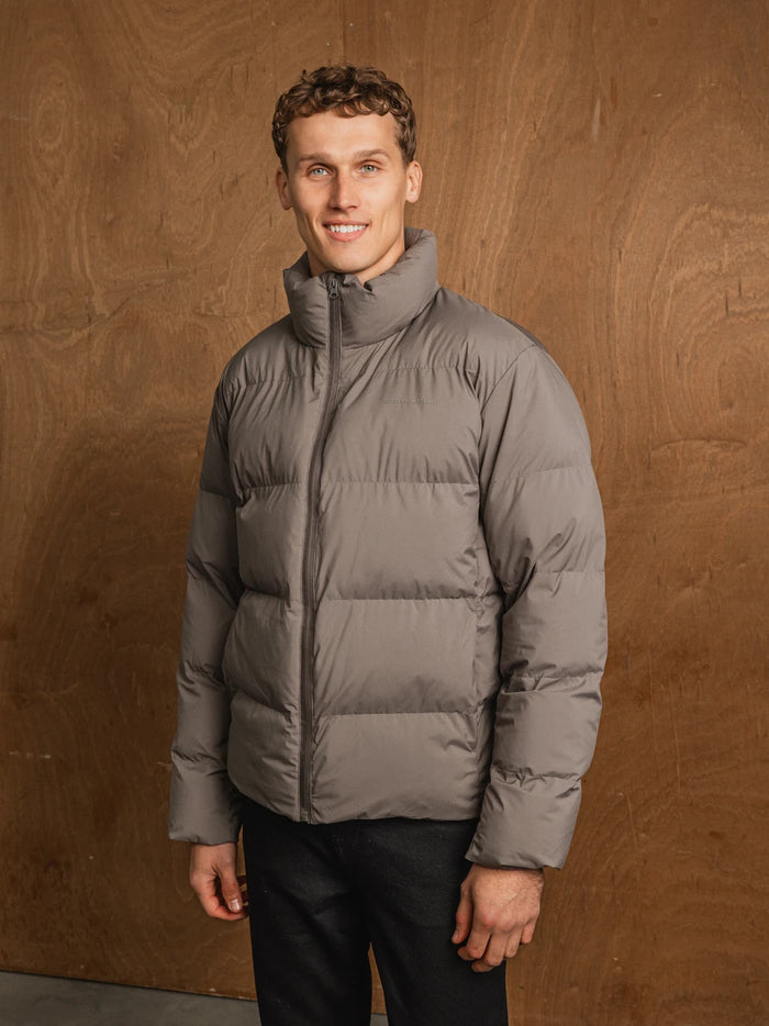 Graue Pufferjacke