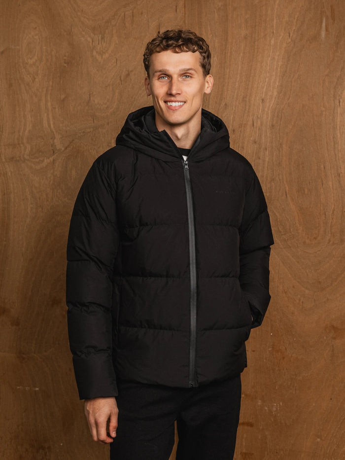 Schwarze Steppjacke mit Kapuze