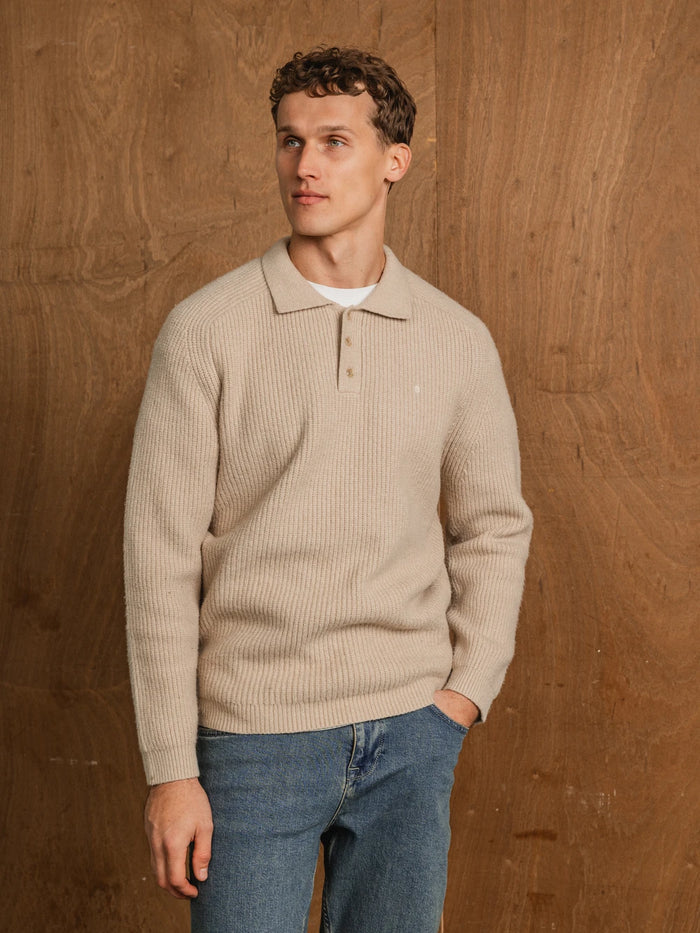 Cremefarbener Strickpullover mit Raglanärmeln
