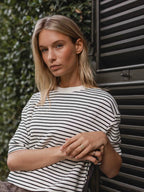 Weiß gestreiftes T-Shirt