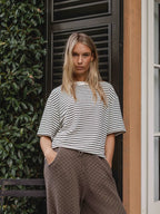 Weiß gestreiftes T-Shirt