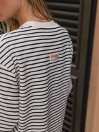 Weiß gestreiftes T-Shirt