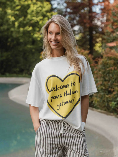 Muster eines weißen Herz-T-Shirts