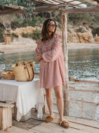 Kleid mit roten Streifen