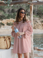 Kleid mit roten Streifen