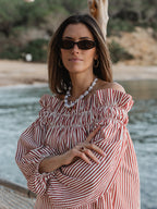 Kleid mit roten Streifen