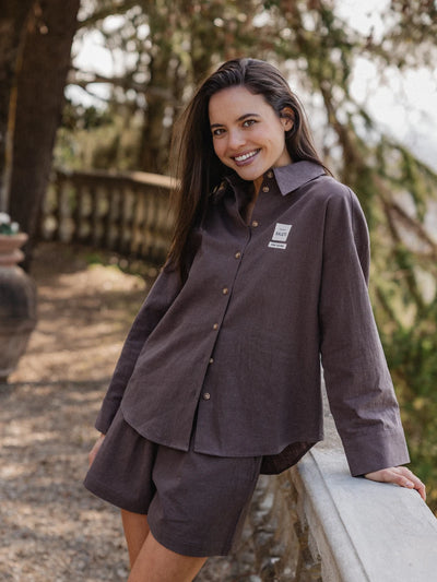Braune Leinenbluse im Oversize-Schnitt