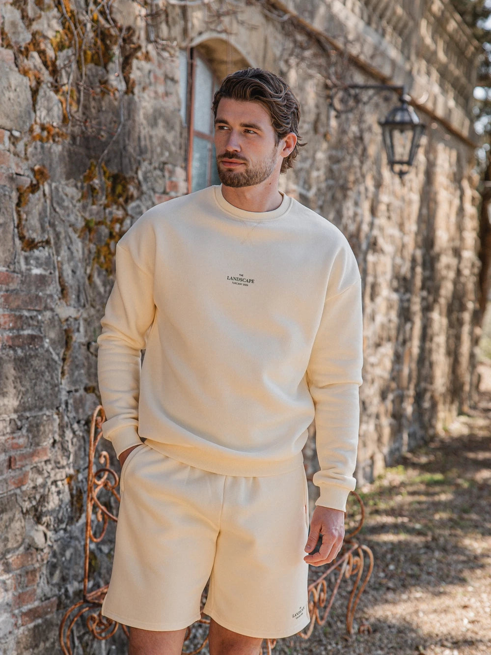 Buttergelber Oversized-Pullover mit Landschaftsmotiv