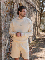 Buttergelber Oversized-Pullover mit Landschaftsmotiv