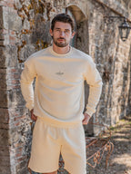 Buttergelber Oversized-Pullover mit Landschaftsmotiv