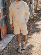 Buttergelber Oversized-Pullover mit Landschaftsmotiv