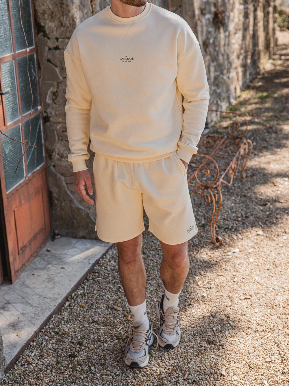 Buttergelber Oversized-Pullover mit Landschaftsmotiv