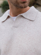 Beigefarbenes Strickpolo mit V-Ausschnitt