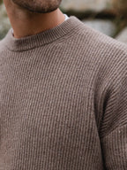 Dunkelbrauner Oversize-Strickpullover