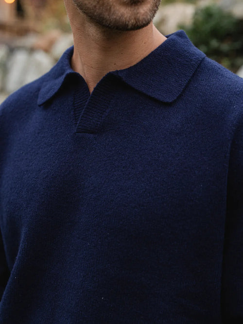 Marineblaues Strickpolo mit V-Ausschnitt