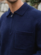 Marineblaues Strick-Polohemd mit Tasche