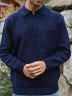 Marineblaues Strick-Polohemd mit Tasche