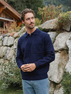 Marineblaues Strick-Polohemd mit Tasche