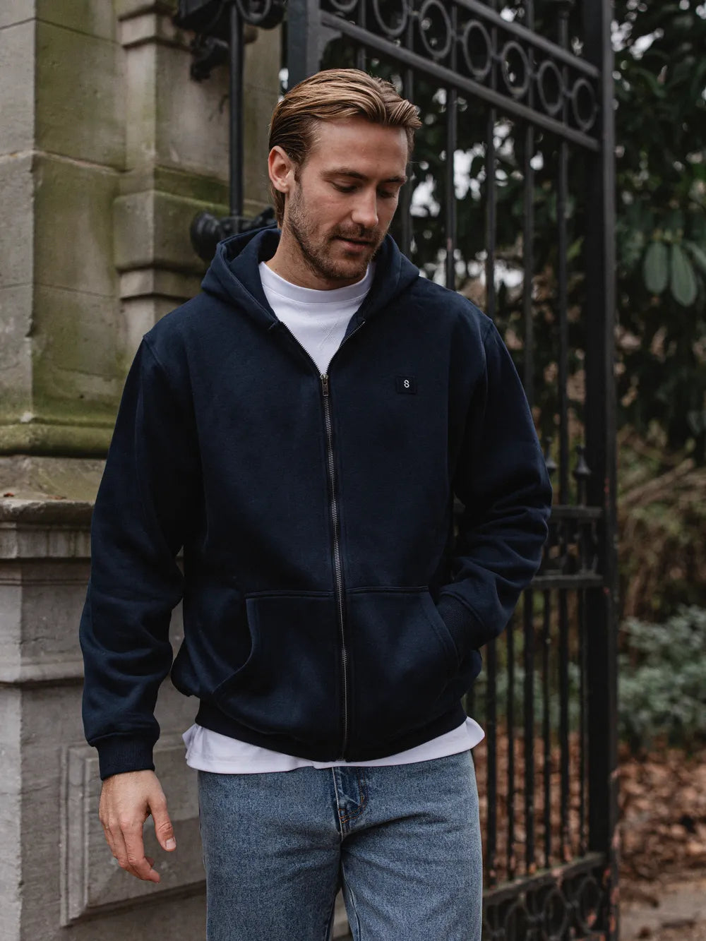 Übergroße Weste mit marineblauem Logo