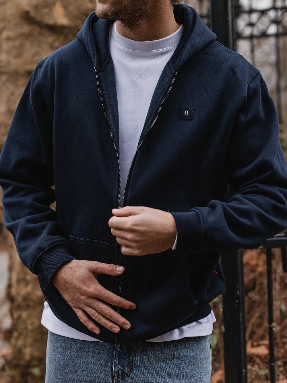 Übergroße Weste mit marineblauem Logo