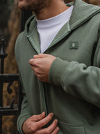 Grüner Oversize-Cardigan mit charakteristischem Muster