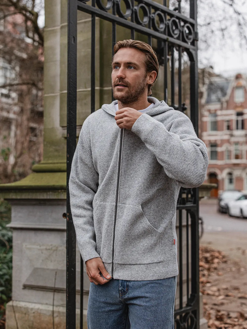 Hellgrauer Oversize-Strickcardigan