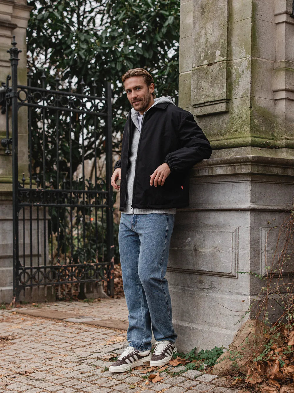 Schwarze wattierte Coach-Jacke mit Reißverschluss