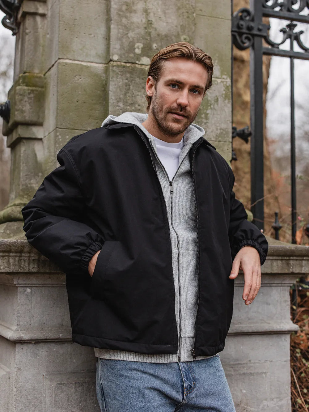 Schwarze wattierte Coach-Jacke mit Reißverschluss