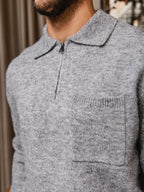 Graues Poloshirt mit gebürsteter Tasche