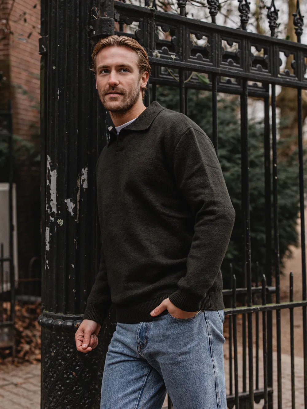 Grünes Strickpolo mit V-Ausschnitt