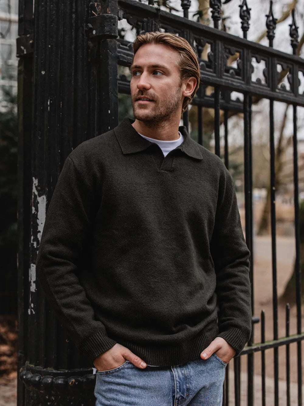 Grünes Strickpolo mit V-Ausschnitt