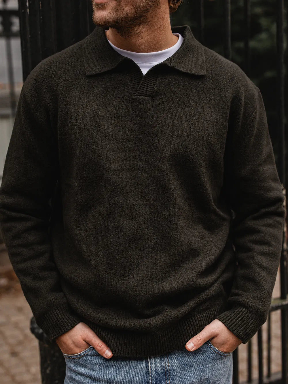 Grünes Strickpolo mit V-Ausschnitt