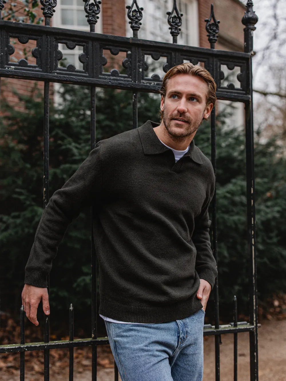 Grünes Strickpolo mit V-Ausschnitt