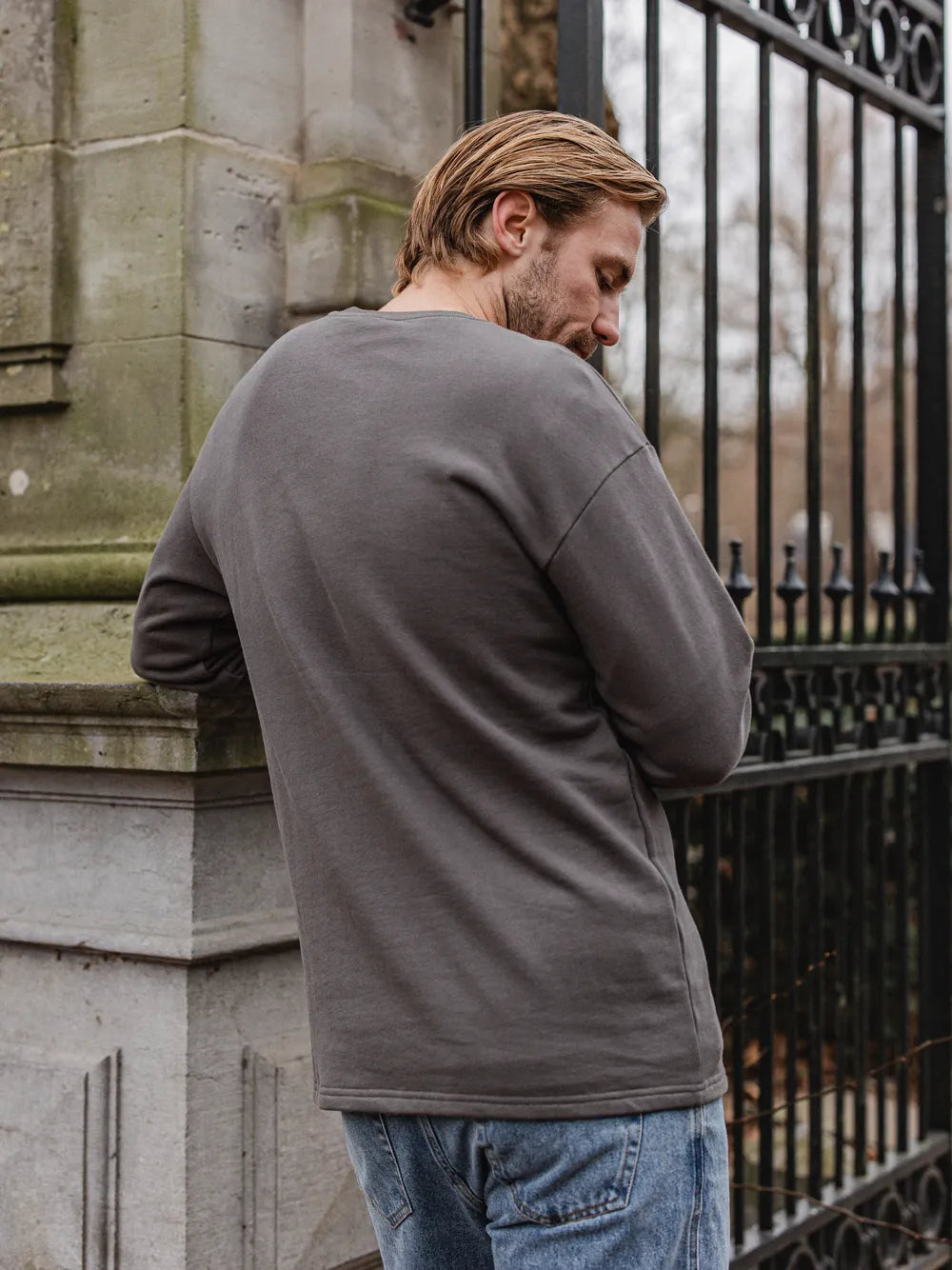 Dunkelgraues Langarmshirt aus Baumwolle