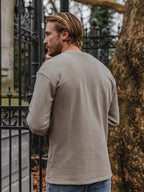 Taupefarbenes Baumwoll-Langarmshirt