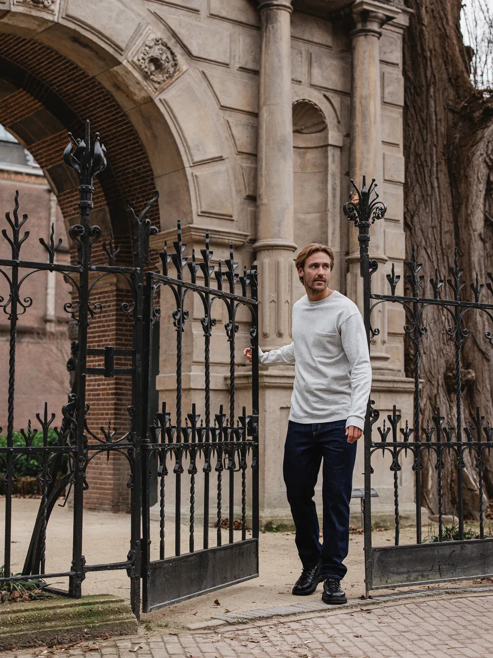 Hellgraues Langarmshirt aus Baumwolle