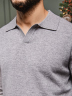 Grau melierter Wollpullover mit V-Ausschnitt