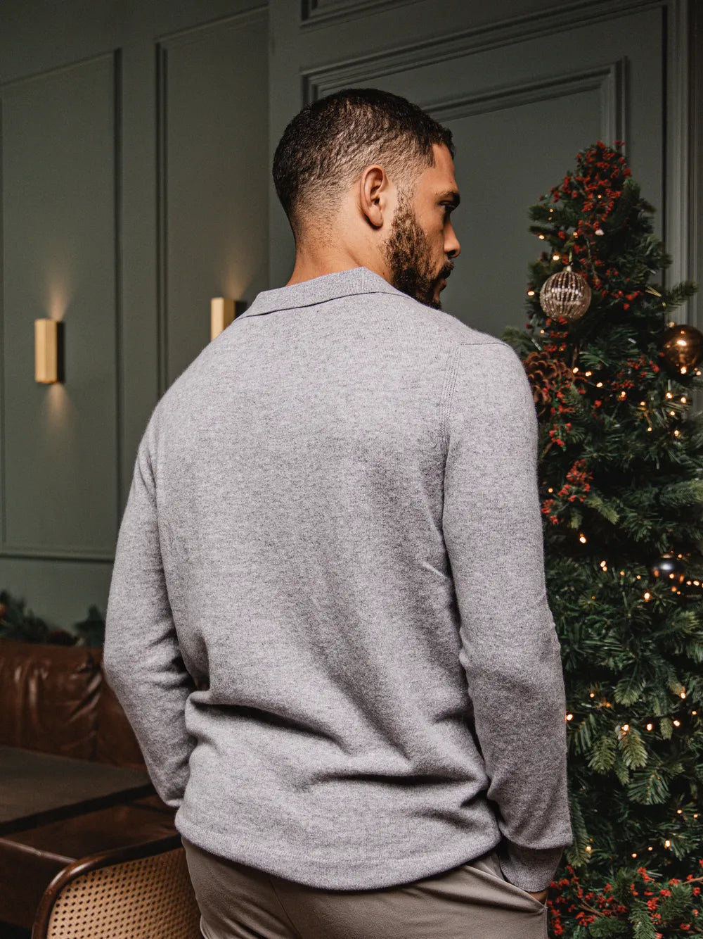 Grau melierter Wollpullover mit V-Ausschnitt