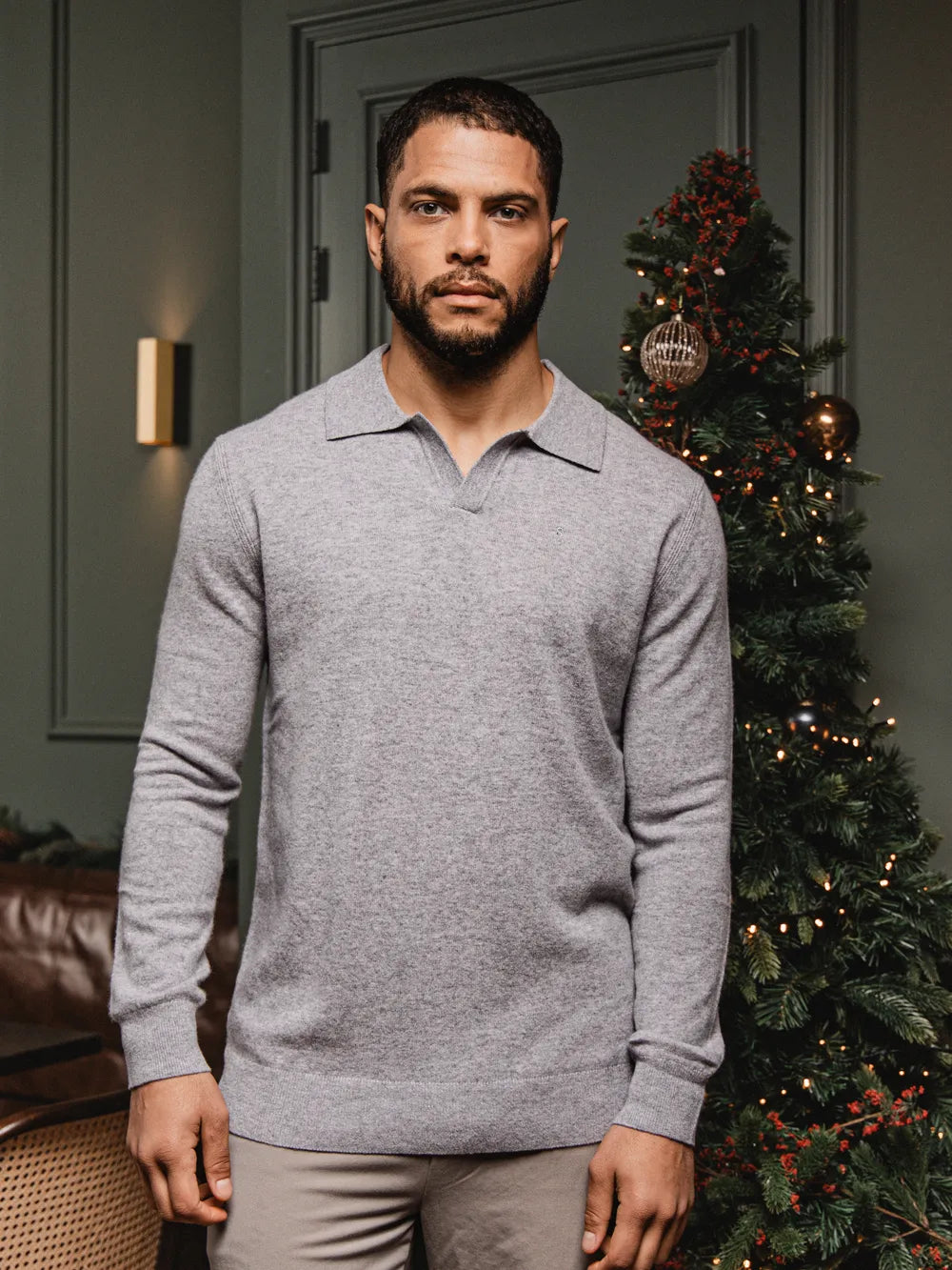 Grau melierter Wollpullover mit V-Ausschnitt