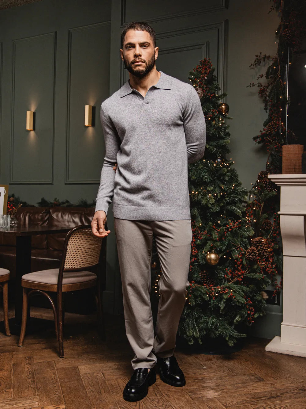 Grau melierter Wollpullover mit V-Ausschnitt