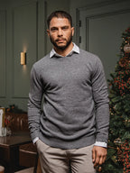 Grauer Wollpullover mit Rundhalsausschnitt