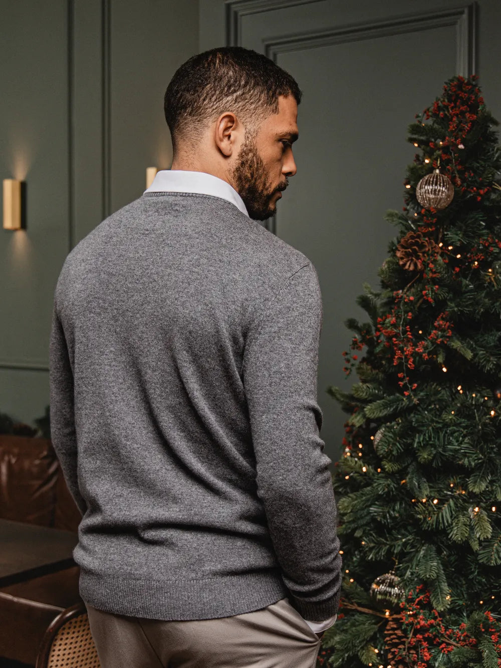 Grauer Wollpullover mit Rundhalsausschnitt