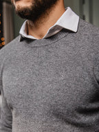 Grauer Wollpullover mit Rundhalsausschnitt