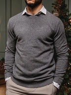 Grauer Wollpullover mit Rundhalsausschnitt