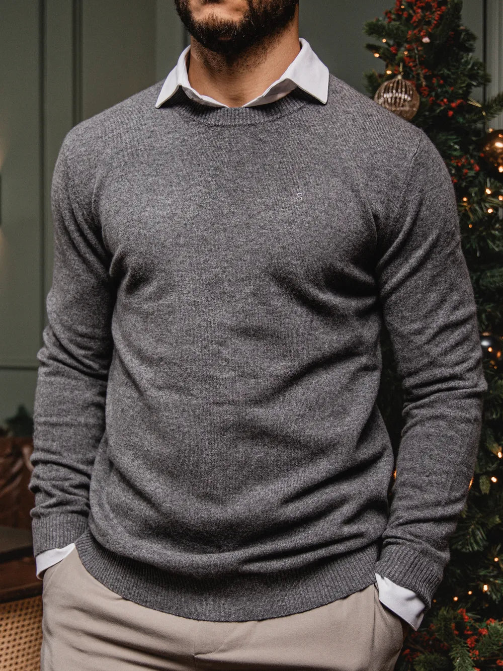 Grauer Wollpullover mit Rundhalsausschnitt