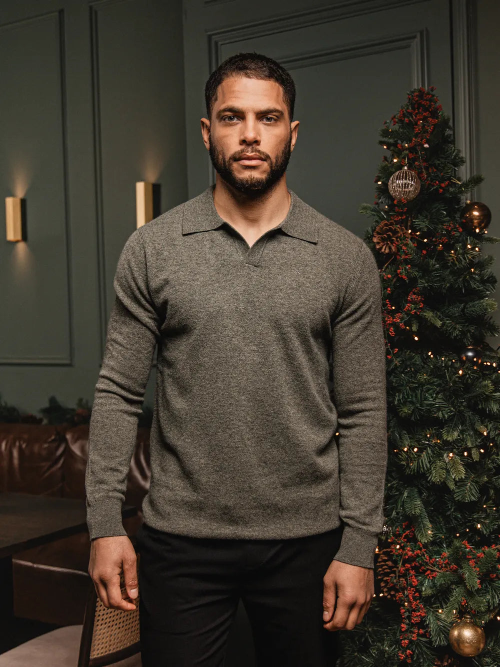 Grün melierter Wollpullover mit V-Ausschnitt