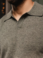 Grün melierter Wollpullover mit V-Ausschnitt