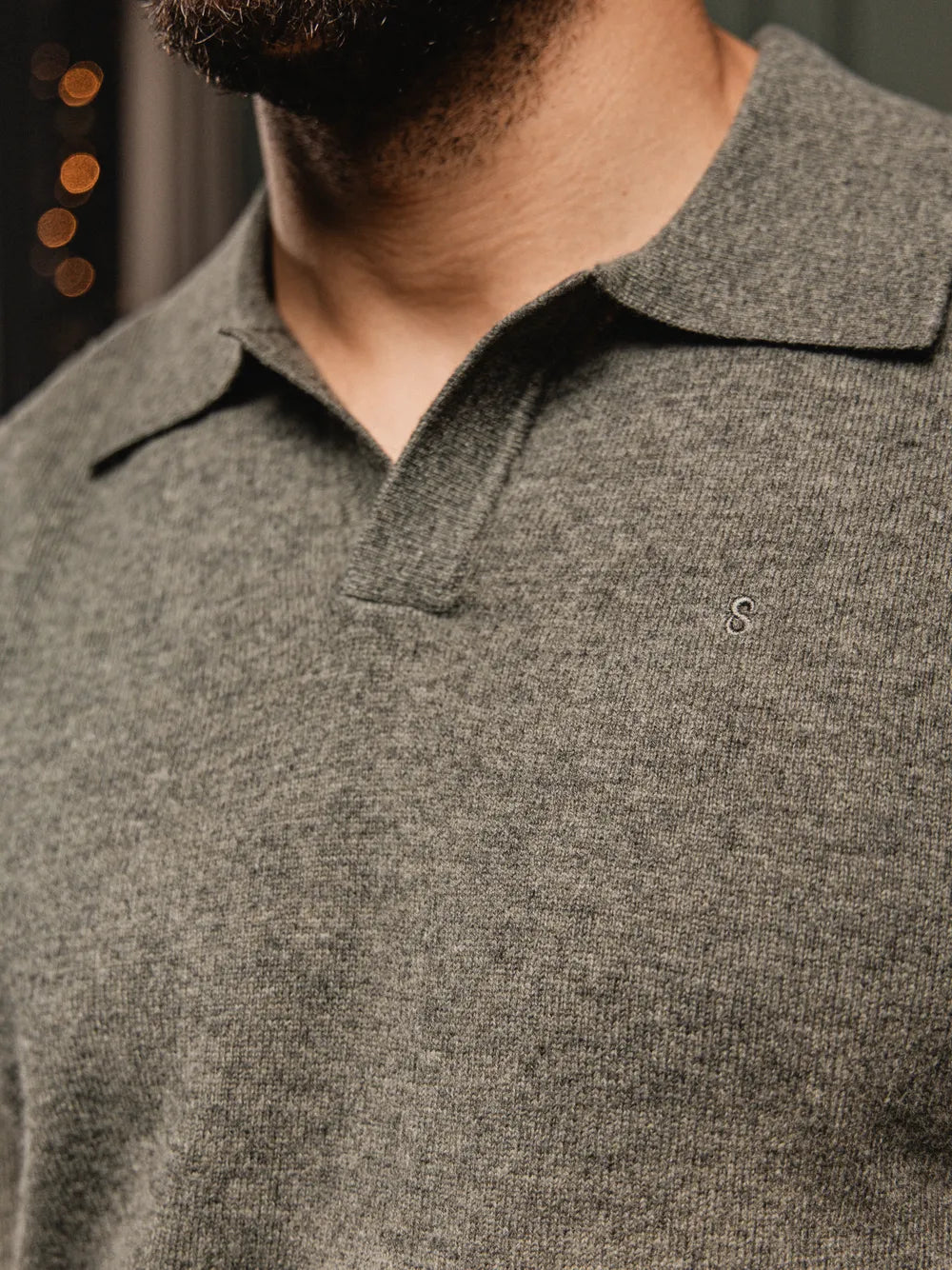 Grün melierter Wollpullover mit V-Ausschnitt